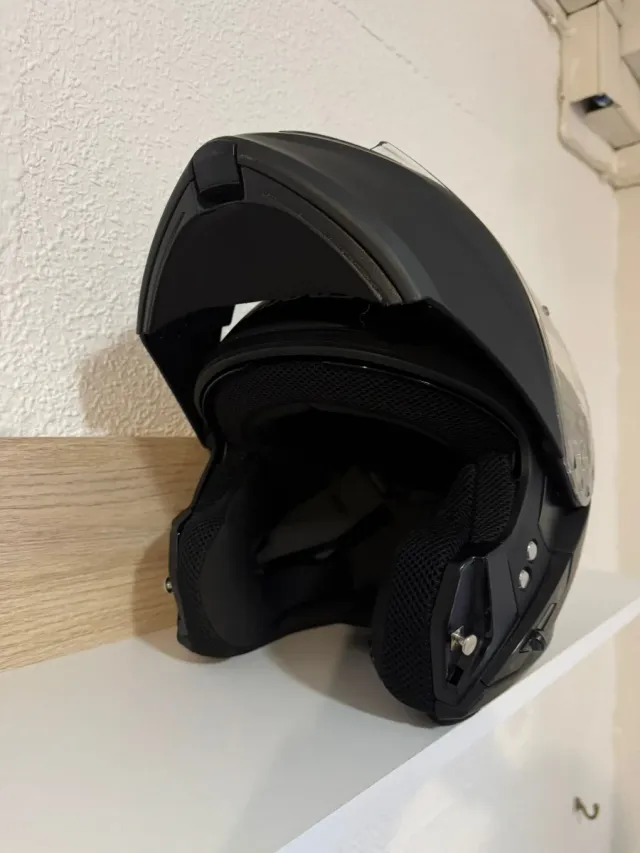 Casco de moto negro abatible