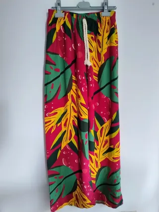 Pantalón holgado estampado tropical