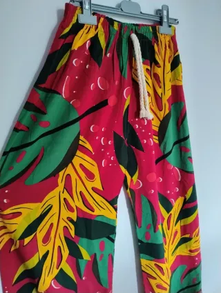 Pantalón holgado estampado tropical