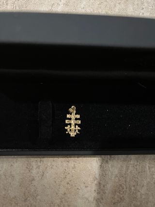 Cruz de oro con detalles