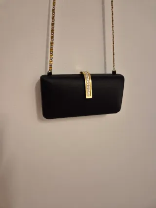 Bolso de fiesta negro con detalles dorados