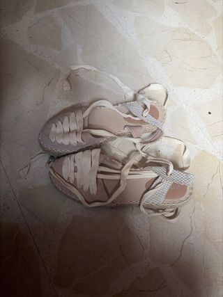 Zapatos planos beige y rosa con cordones