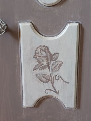 Mobiletto shabby chic decorato fiore