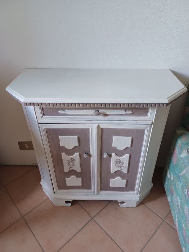 Mobiletto shabby chic decorato fiore