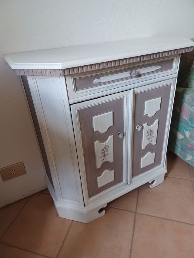 Mobiletto shabby chic decorato fiore