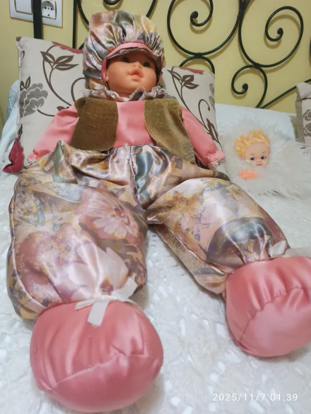 Muñeco grandeuy gracioso. multicolor