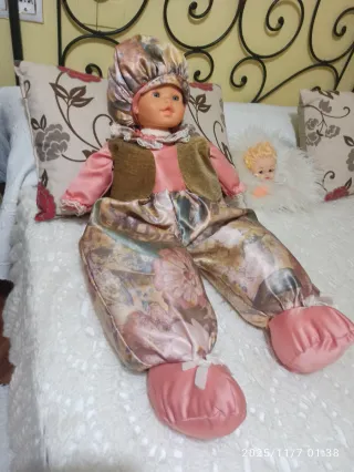 Muñeco grandeuy gracioso.  multicolor