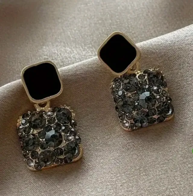 Pendientes cuadrados con pedrería