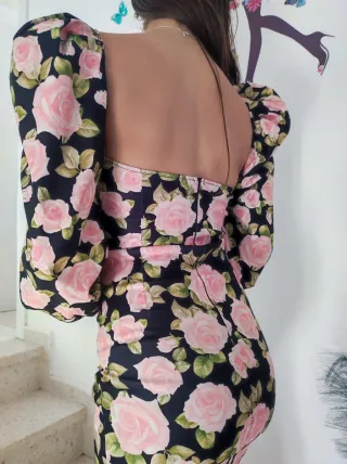 Vestido negro flores manga abullonada