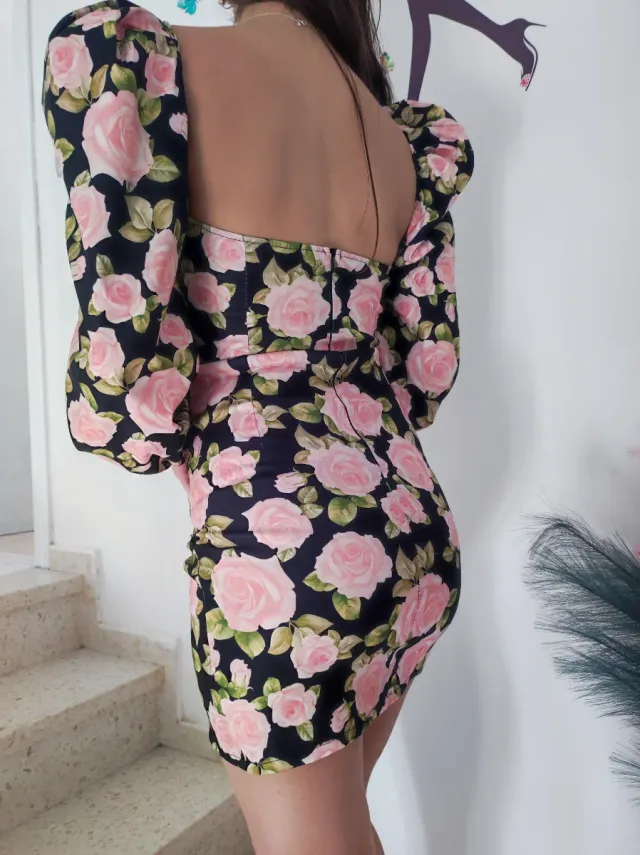 Vestido negro flores manga abullonada