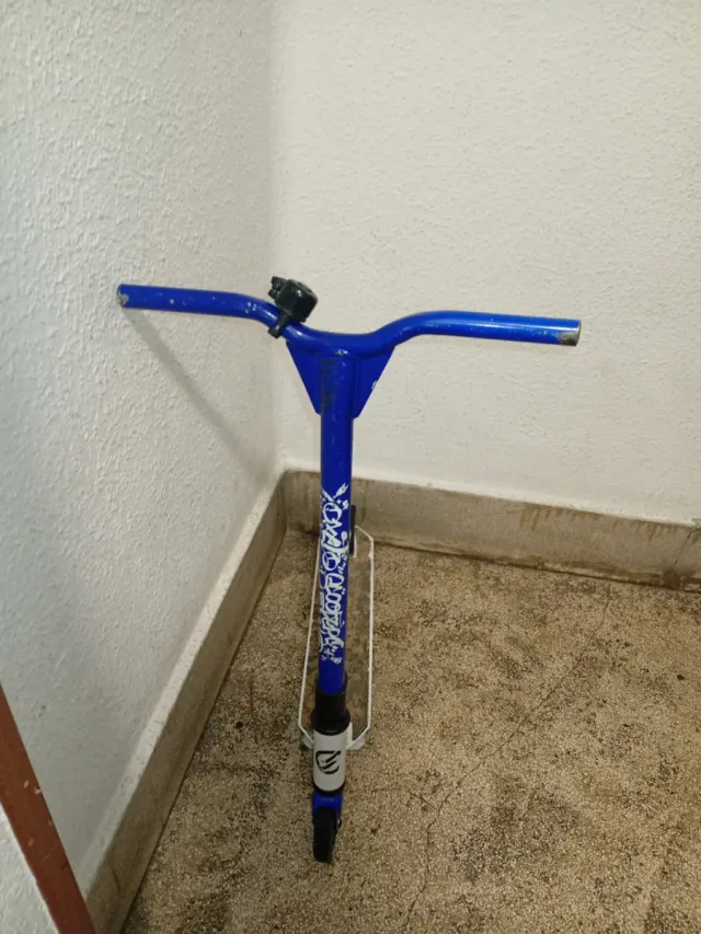 Patineta azul con timbre