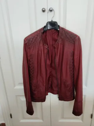 Cazadora roja efecto piel