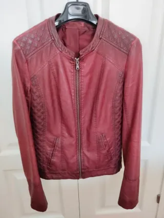 Cazadora roja efecto piel