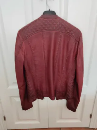 Cazadora roja efecto piel