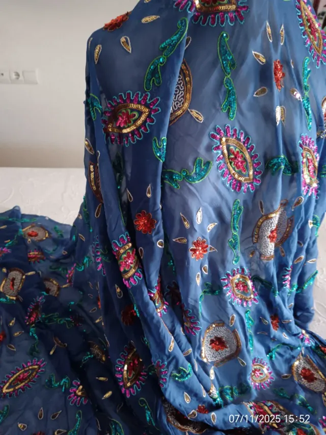 Tejido fantasía azul con lentejuelas