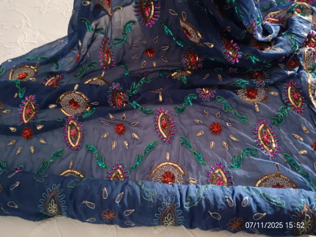 Tejido fantasía azul con lentejuelas