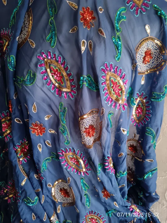 Tejido fantasía azul con lentejuelas