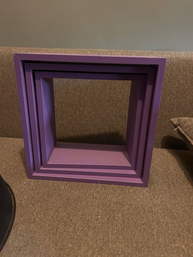 Estanterías cuadradas moradas de madera