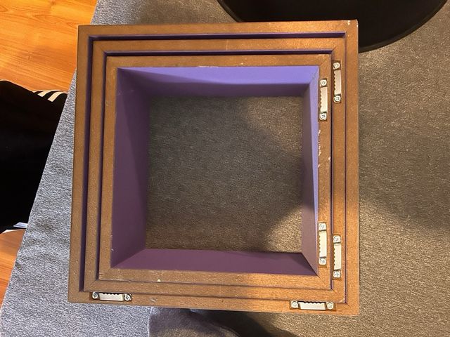 Estanterías cuadradas moradas de madera