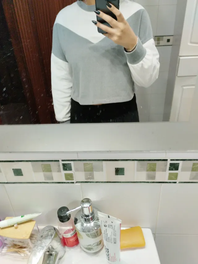 Abrigo tipo top gris y blanco