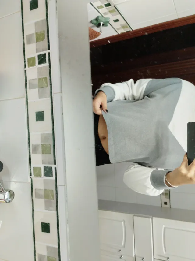 Abrigo tipo top gris y blanco