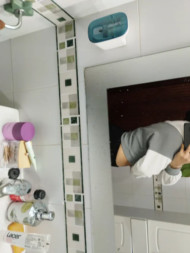 Abrigo tipo top gris y blanco