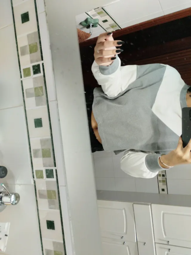 Abrigo tipo top gris y blanco