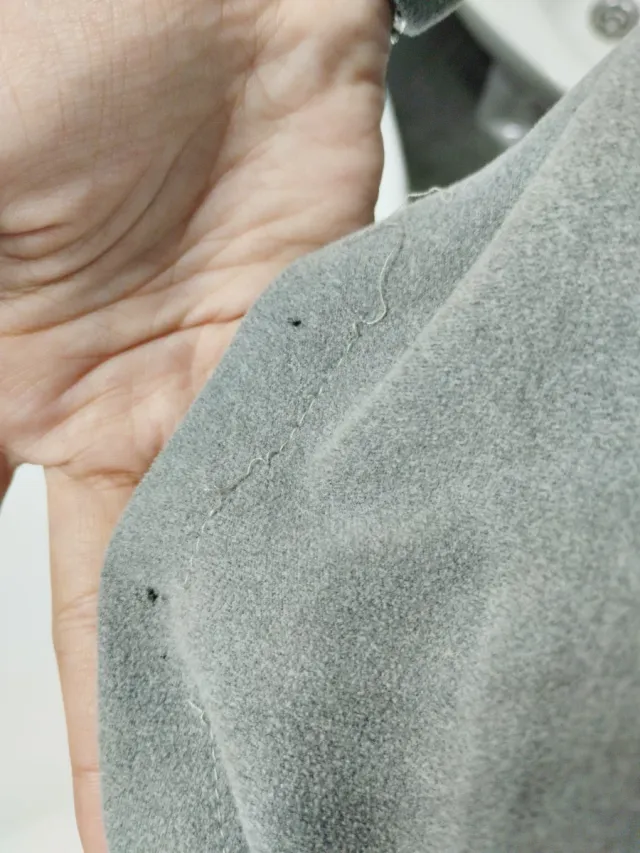 Abrigo tipo top gris y blanco