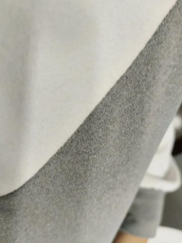 Abrigo tipo top gris y blanco