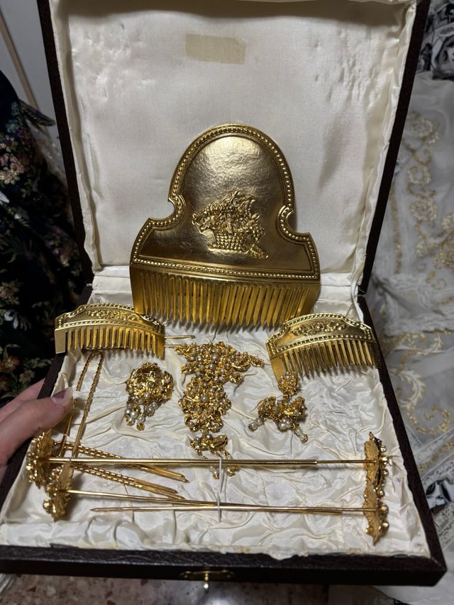 Peinetas doradas y aderezo