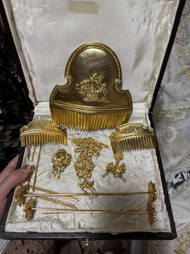Peinetas doradas y aderezo