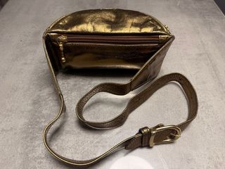 Riñonera Moschino Dorada