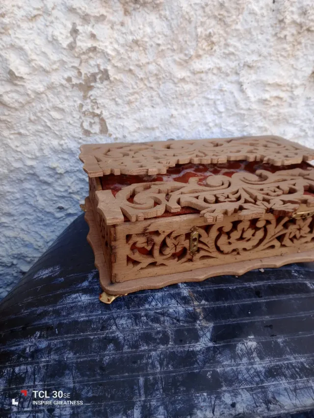 Caja  antigua de madera tallada con detalles.
