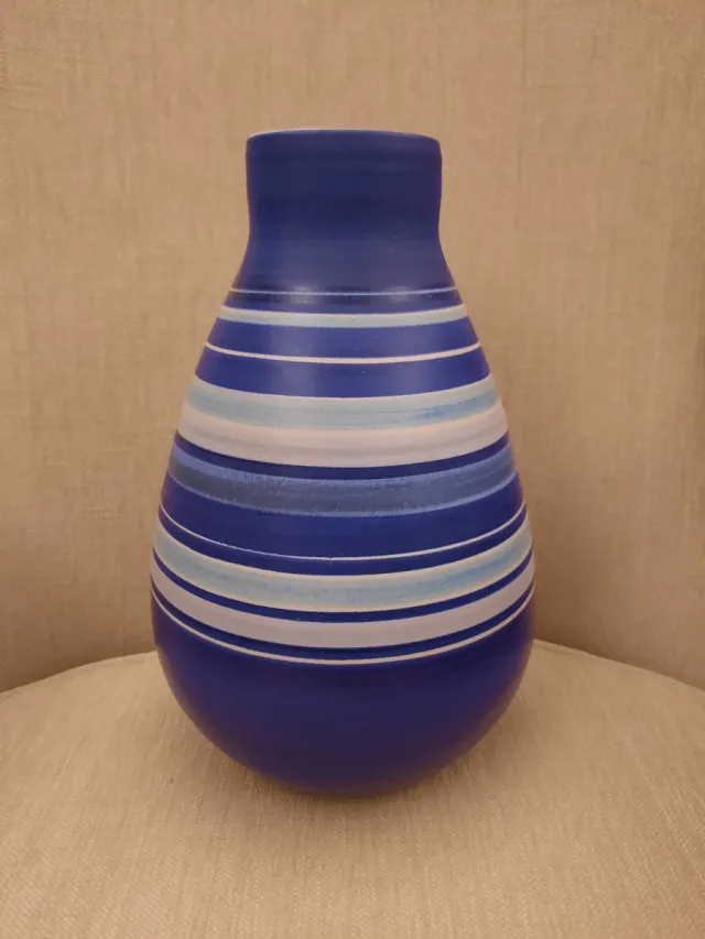 Jarrón de cerámica azul y blanco, con hanko en la