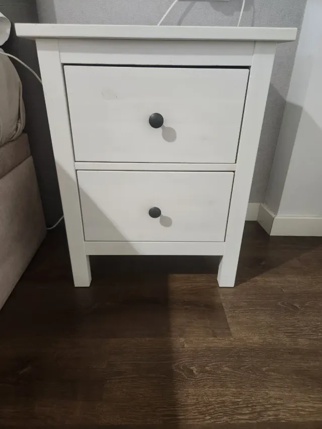 2 Mesitas de noche. Ver cómoda.