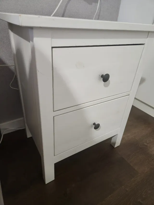 2 Mesitas de noche. Ver cómoda.