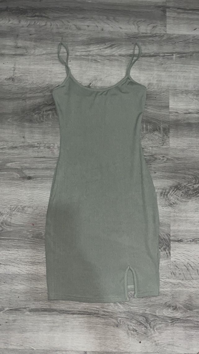 Vestido verde de tirantes con abertura