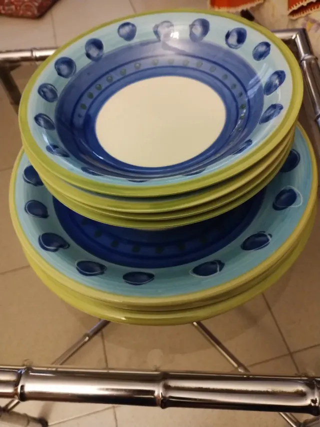 Set 4 piatti piani e 4 scodelle decorati a mano