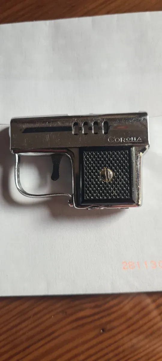 Encendedor marca Corona tipo pistola miniatura.
