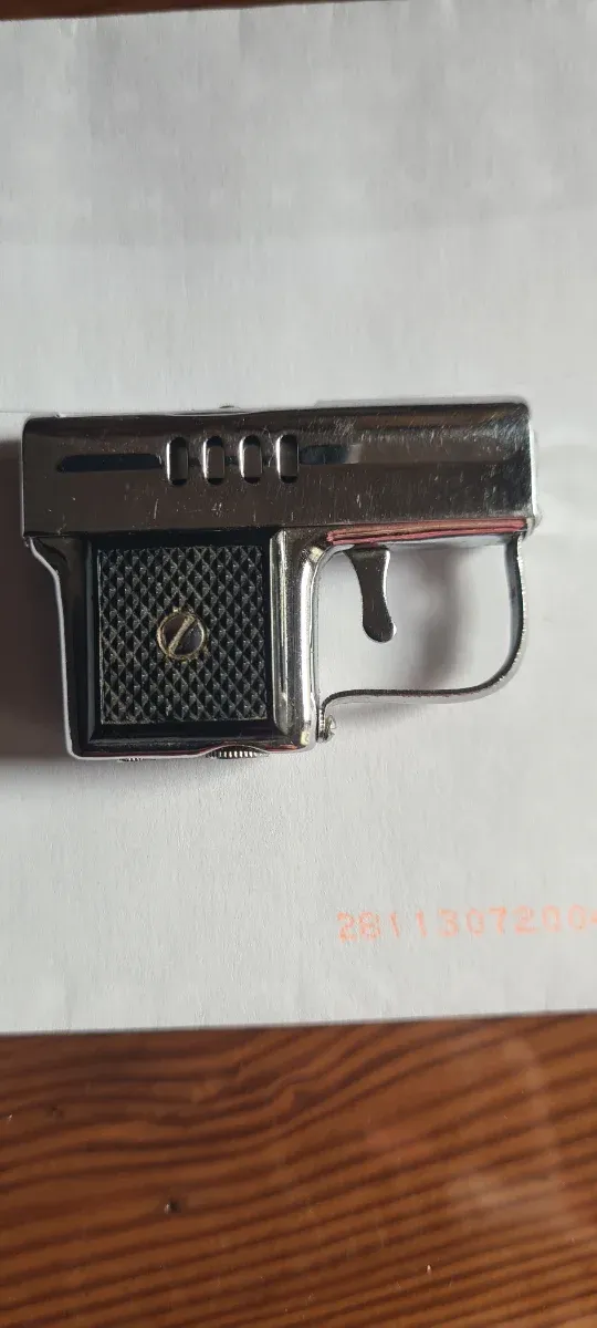 Encendedor marca Corona tipo pistola miniatura.