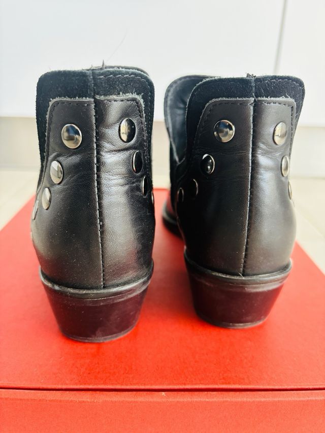 Botines piel negros tachuelas talla 37