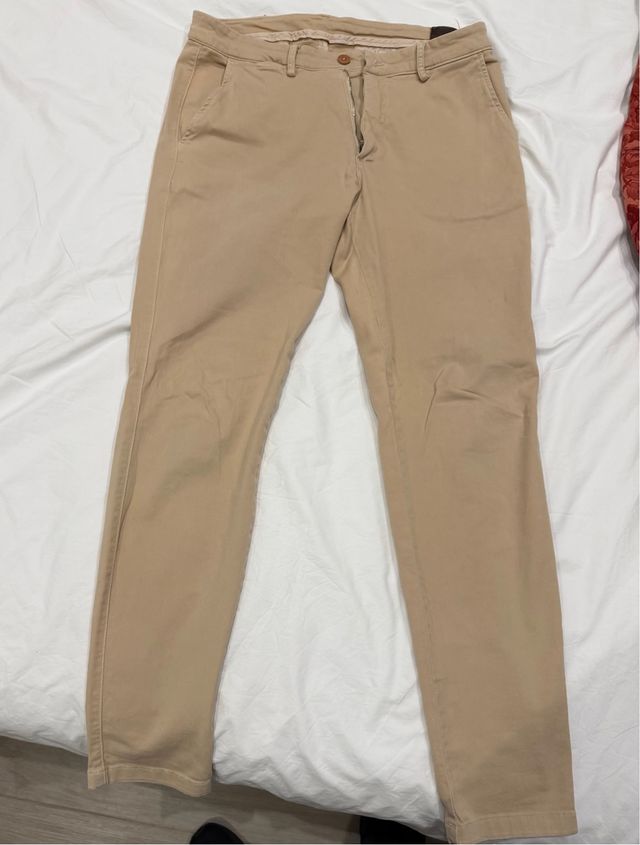 Pantalón chino beige