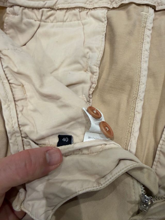 Pantalón chino beige