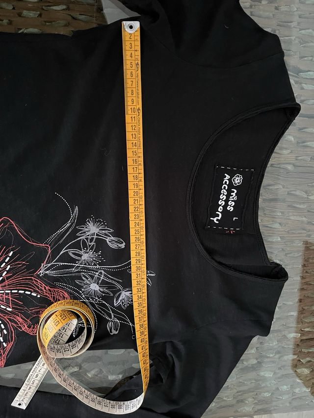 Camiseta Miss Accessory floral negra talla L