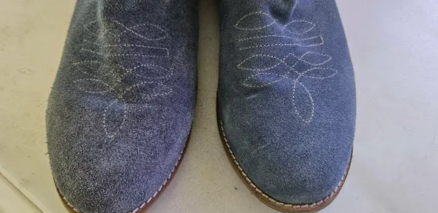 Botas altas de mujer ante azul claro