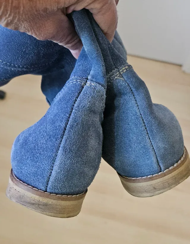 Botas altas de mujer ante azul claro