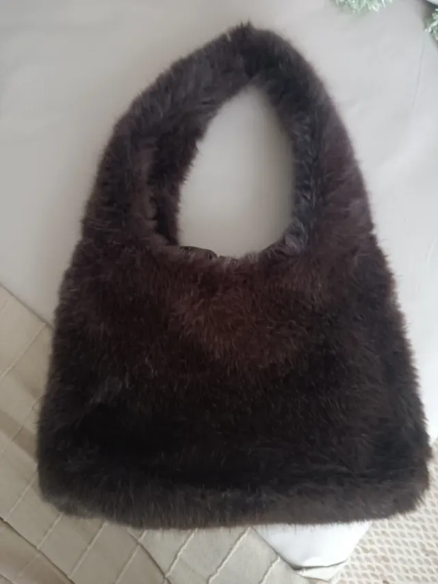 Bolso pelo marrón chocolate  colección de Rita Ora