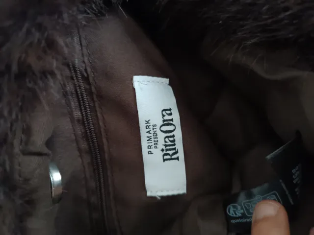 Bolso pelo marrón chocolate  colección de Rita Ora