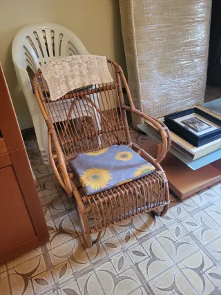 Sillón de mimbre con cojín