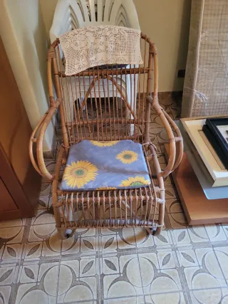 Sillón de mimbre con cojín